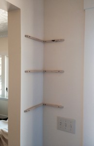 Corner shelf supports